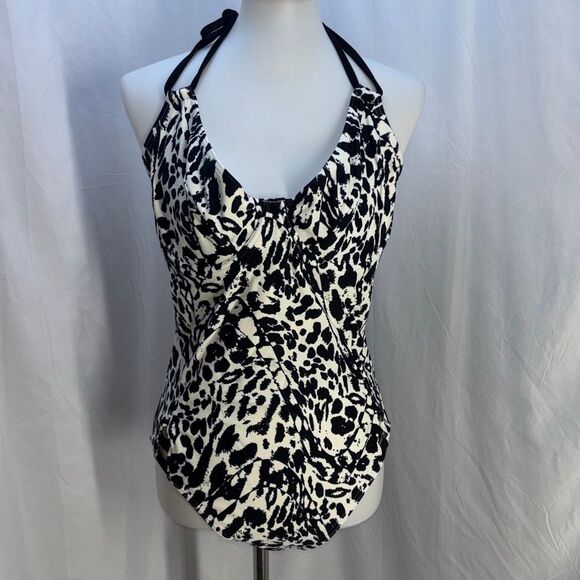 Stylish Black and White One-Piece Swimsuit - Picture 5 of 10